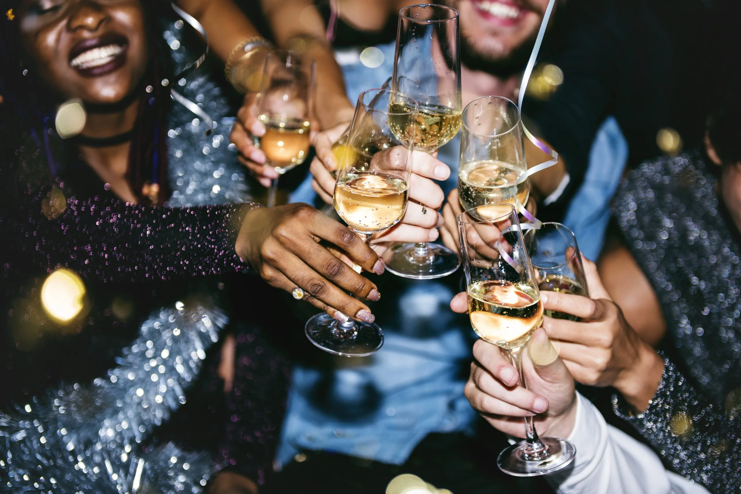Projectafbeelding van AfterParty met feestende mensen in beeld