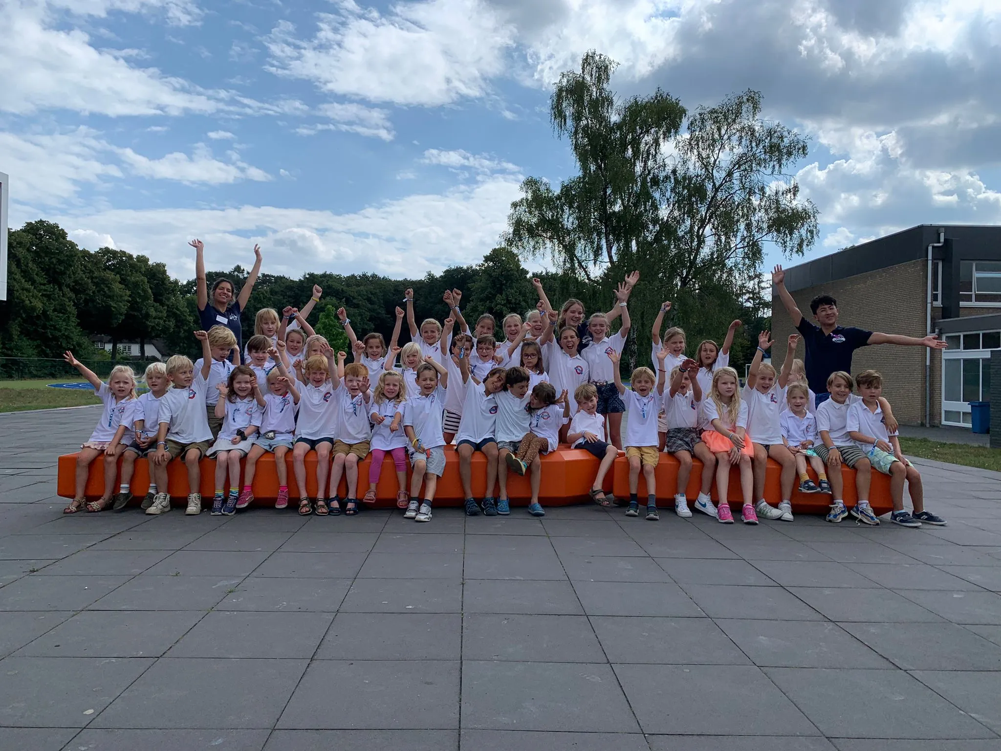 Projectafbeelding van Summer Camp met een groepsfoto van een kamp